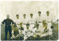 Mario (nr. to fra v. stående) på baseball-laget hjemme i Venezia i 1957.