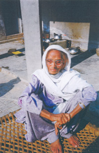 Moren til Fraz, hamida Ali hjemme i landsbyen Multan, Pakistan.