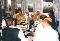 Venner samlet til fest i den pakistanske foreningen i Rygge, 1995.