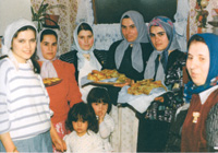 Tyrkiske kvinner i Moss serverer den tyrkiske spesialiteten börek.