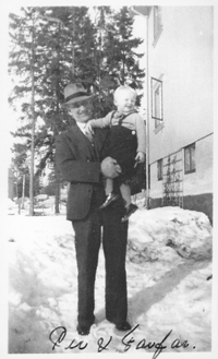Axel med barnebarnet Per på armen. Klikk på bildet for større versjon.