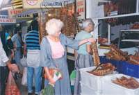 Rosa i avdelingen for tørket kjøtt på marked i Budapest.