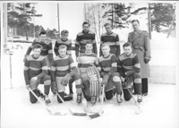 Ensio (i midten bak) spilte på ishockeylaget Rauman Lukka i 1954.