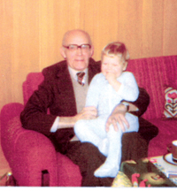 John med barnebarnet May Brit på fanget. Trykk på bildet for større versjon.
