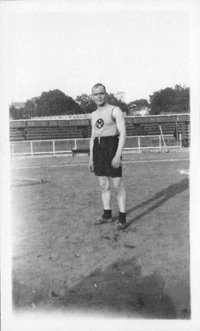 John på den gamle stadioen på Malakoff i 1929 iført Moss Idrettslags drakt. Klikk på bildet for større versjon.