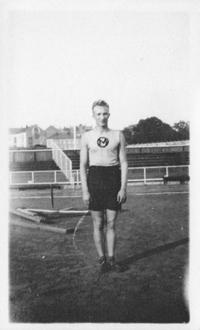 Sønnen Walter i Moss idrettslags drakt på den gamle stadioen på Malakoff i Moss, 1929.  Klikk på bildet for større versjon.